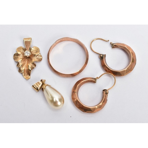 41 - AN ASSORTMENT OF 9CT GOLD AND YELLOW METAL JEWELLERY, to include a cultured teardrop shaped pearl pe... 