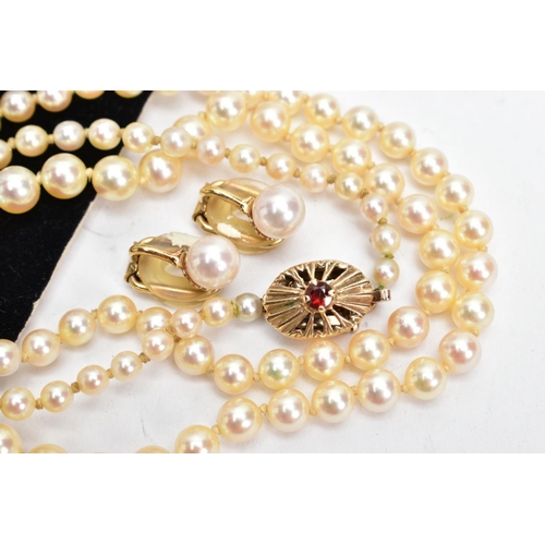 83 - A CULTURED PEARL STRAND AND EARRINGS, one hundred and four white pearls graduating in size, approxim... 