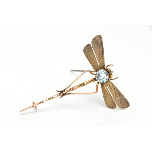 90 - AN EARLY 20TH CENTURY YELLOW METAL DRAGONFLY BROOCH, set with a circular cut blue paste in a milgrai... 