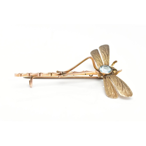 90 - AN EARLY 20TH CENTURY YELLOW METAL DRAGONFLY BROOCH, set with a circular cut blue paste in a milgrai... 