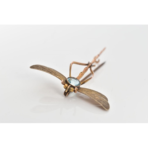 90 - AN EARLY 20TH CENTURY YELLOW METAL DRAGONFLY BROOCH, set with a circular cut blue paste in a milgrai... 