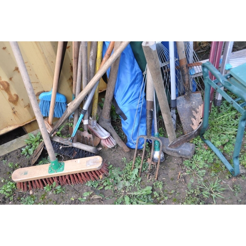 1201 - A QUANTITY OF GARDEN TOOLS including tree loppers, pick axe, two sets of aluminium steps, brushes et... 