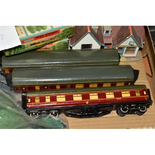 778 - A QUANTITY OF MAINLY UNBOXED AND ASSORTED HO & OO GAUGE MODEL RAILWAY ITEMS, to include Marklin HO g... 