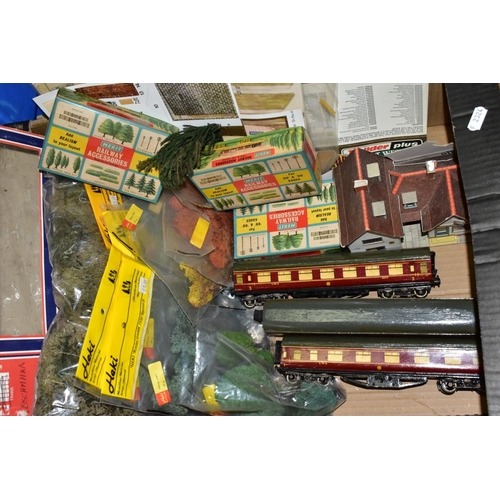 778 - A QUANTITY OF MAINLY UNBOXED AND ASSORTED HO & OO GAUGE MODEL RAILWAY ITEMS, to include Marklin HO g... 