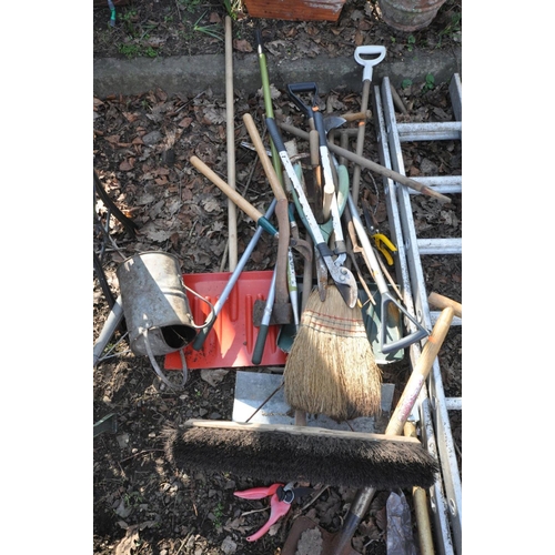 1107 - AN ALUMINIUM DOUBLE EXTENSION LADDER, and ladder stand-off, along with a selection of garden tools t... 