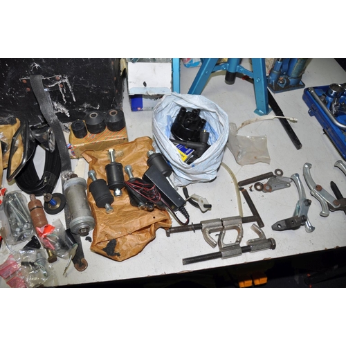 1329 - A COLLECTION OF AUTOMOTIVE TOOLS AND VINTAGE PARTS including Halfords Axle Stands, bottle jack, a Re... 