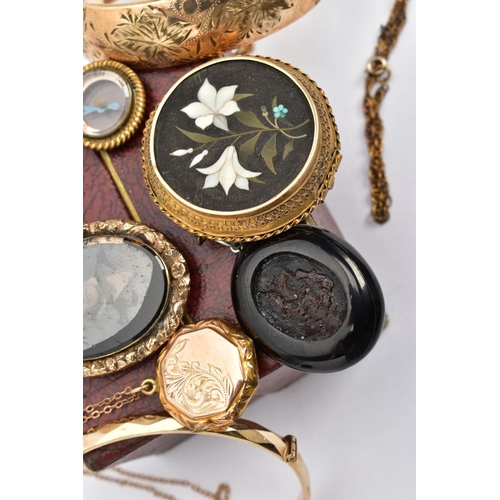 144 - AN ASSORTMENT OF EARLY 20TH CENTURY YELLOW METAL JEWELLERY, to include a yellow metal floral portrai... 