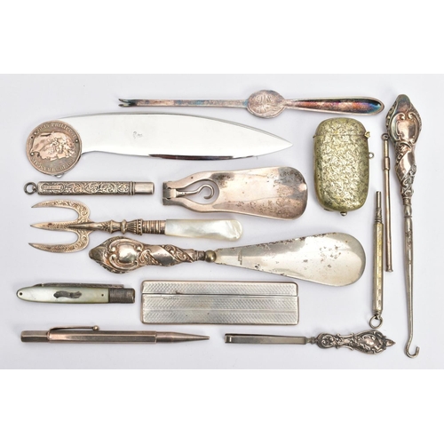 153 - AN ASSORTMENT OF SILVER AND WHITE METAL ITEMS, to include a silver handled button hook and shoe horn... 