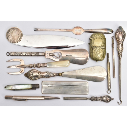 153 - AN ASSORTMENT OF SILVER AND WHITE METAL ITEMS, to include a silver handled button hook and shoe horn... 