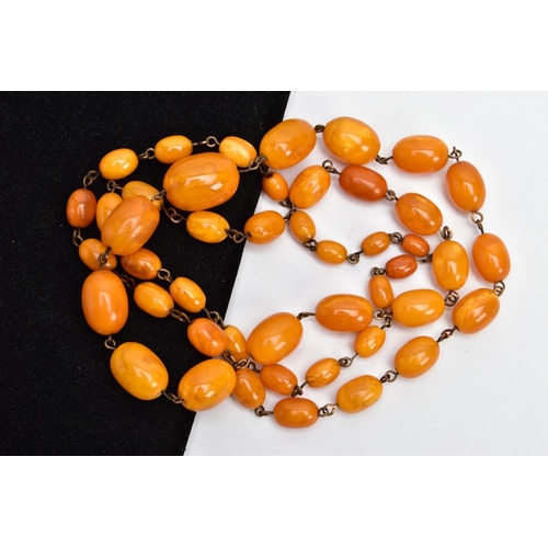 165 - A NATURAL AMBER GRADUATED BEAD NECKLACE, graduated beads, largest measuring approximately 23.0mm x 1... 