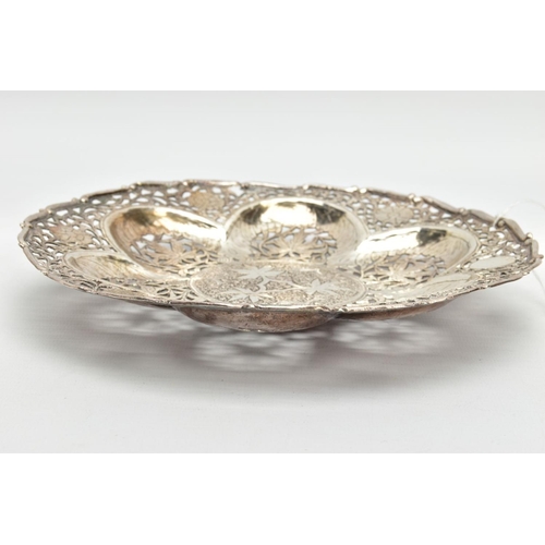 186 - AN INDIAN PIERCED WHITE METAL BONBON DISH, of a circular form, wavy detailed rim, pierced foliate de... 