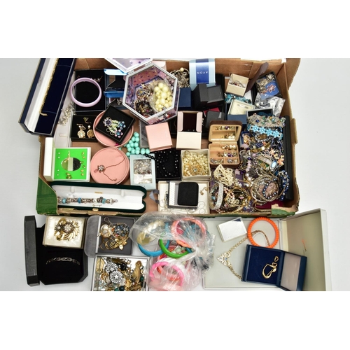 217 - A BOX OF ASSORTED COSTUME JEWELLERY, to include a charm bracelet fitted with multiple white metal ch... 