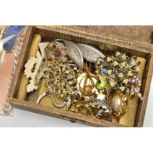 221 - A BOX OF COSTUME JEWELLERY WATCHES AND JEWELLERY BOXES, to include a large wooden jewellery box with... 