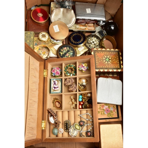 230 - A BOX OF ASSORTED ITEMS, to include a complete boxed set of cutlery, a boxed set of fish servers, a ... 