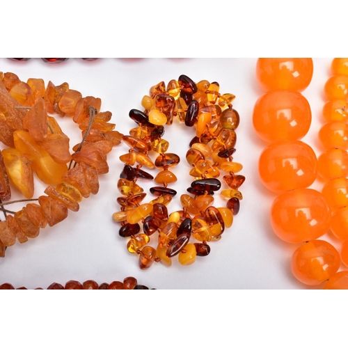 31 - AN ASSORTMENT OF AMBER, COPAL AND BEADED JEWELLERY, to include an unpolished assorted size amber nec... 