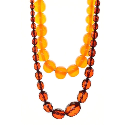 31 - AN ASSORTMENT OF AMBER, COPAL AND BEADED JEWELLERY, to include an unpolished assorted size amber nec... 