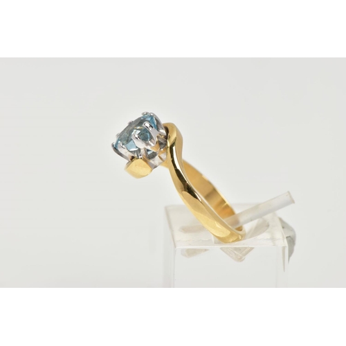 36 - AN 18CT GOLD AQUAMARINE RING, an oval cut aquamarine, approximate dimensions length 8mm x width 6mm,... 