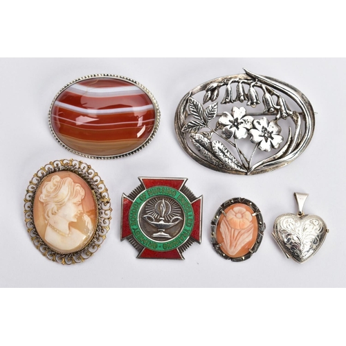 77 - FIVE BROOCHES AND A PENDANT, to include a silver banded agate oval brooch, fitted with a brooch pin,... 