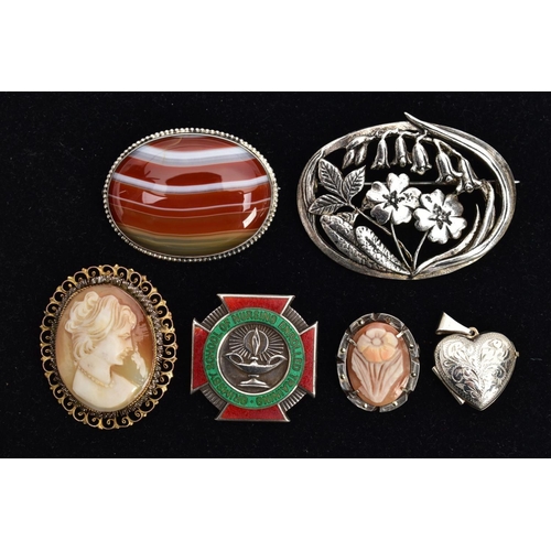 77 - FIVE BROOCHES AND A PENDANT, to include a silver banded agate oval brooch, fitted with a brooch pin,... 