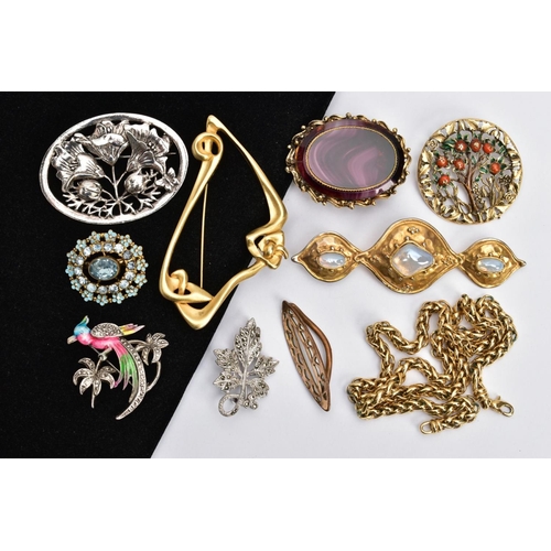 79 - A BAG OF ASSORTED COSTUME JEWELLERY, to include a white metal marcasite floral brooch very rubbed un... 