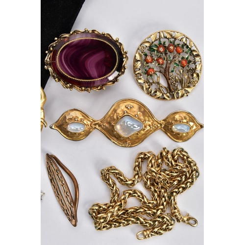 79 - A BAG OF ASSORTED COSTUME JEWELLERY, to include a white metal marcasite floral brooch very rubbed un... 