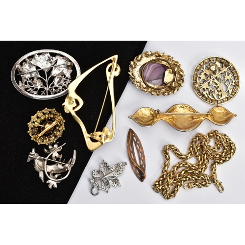 79 - A BAG OF ASSORTED COSTUME JEWELLERY, to include a white metal marcasite floral brooch very rubbed un... 