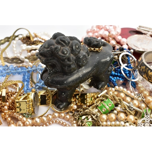 98 - A BAG OF ASSORTED COSTUME JEWELLERY, to include white metal damascene hinged bangle unmarked, a carv... 