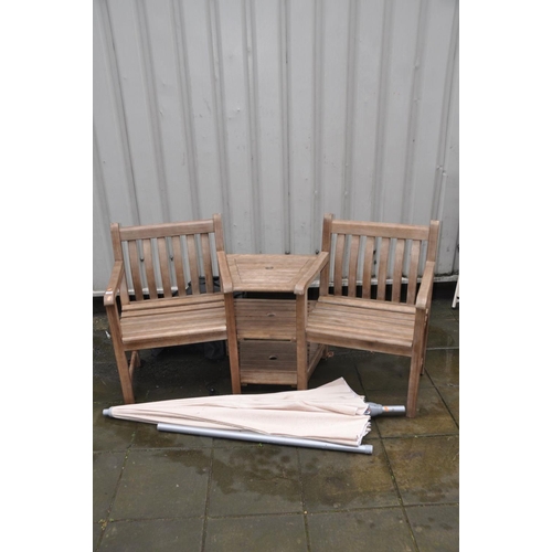 1208 - A MODERN HARDWOOD GARDEN LOVE SEAT with angle centre shelf, parasol and cover 180cm wide