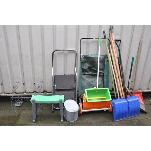 1210 - A SELECTION OF GARDEN TOOLS including a lawn sweeper, a lawn seeder, a set of steps etc