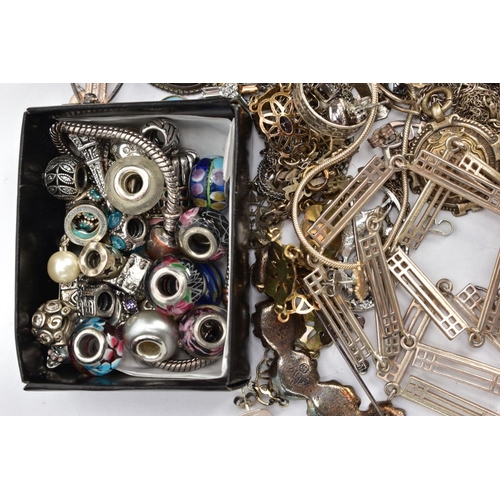 104 - AN ASSORTMENT OF WHITE METAL JEWELLERY ITEMS, to include a charm bracelet and beads, a Wedgewood pen... 