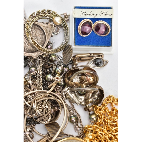 104 - AN ASSORTMENT OF WHITE METAL JEWELLERY ITEMS, to include a charm bracelet and beads, a Wedgewood pen... 