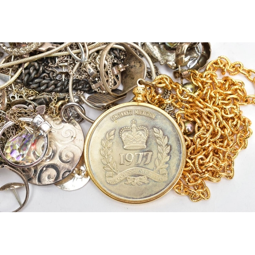 104 - AN ASSORTMENT OF WHITE METAL JEWELLERY ITEMS, to include a charm bracelet and beads, a Wedgewood pen... 