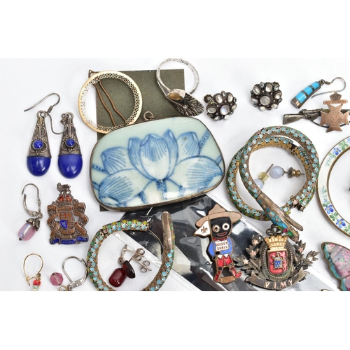 136 - A BAG OF ASSORTED JEWELLERY ITEMS, to include a small silver pendant, hallmarked Birmingham 1910, tw... 