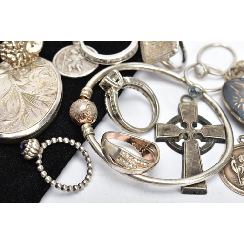 185 - AN ASSORTMENT OF SILVER AND WHITE METAL, to include a silver locket, engraved with foliage detail, h... 