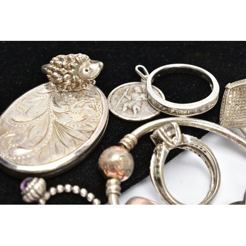 185 - AN ASSORTMENT OF SILVER AND WHITE METAL, to include a silver locket, engraved with foliage detail, h... 