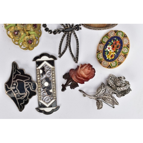 204 - A BAG OF ASSORTED BROOCHES, to include a silver and black enamel brooch detailing a landscape design... 