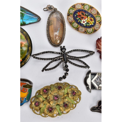 204 - A BAG OF ASSORTED BROOCHES, to include a silver and black enamel brooch detailing a landscape design... 