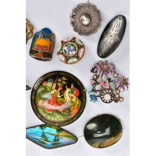 204 - A BAG OF ASSORTED BROOCHES, to include a silver and black enamel brooch detailing a landscape design... 