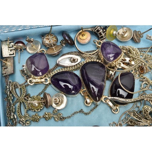 205 - A SMALL BOX OF ASSORTED SILVER AND WHITE METAL JEWELLERY, to include an abstract amethyst cabochon p... 