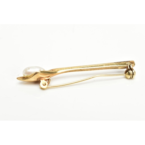 206 - A 9CT GOLD CULTURED PEARL BAR BROOCH, plain polished bar set with a single cultured baroque pearl, h... 