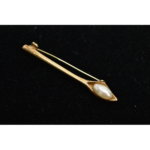 206 - A 9CT GOLD CULTURED PEARL BAR BROOCH, plain polished bar set with a single cultured baroque pearl, h... 