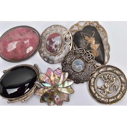 214 - A SCOTTISH SILVER BROOCH AND ASSORTED WHITE METAL BROOCHES, a round open work brooch featuring a lio... 