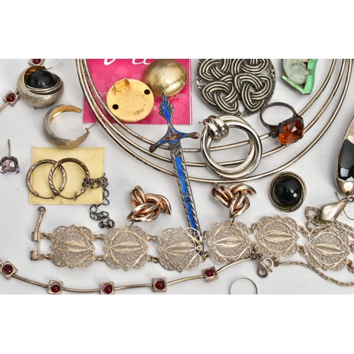 250 - A BOX OF ASSORTED WHITE METAL JEWELLERY, to include a three wire collar necklace unmarked, a white m... 