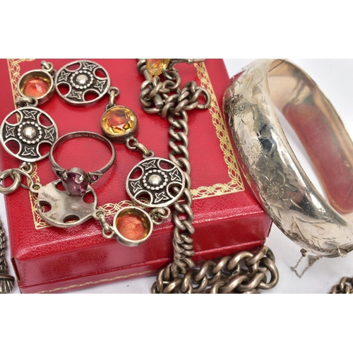 260 - A SELECTION OF SILVER AND WHITE METAL JEWELLERY, to include a wide hinged bangle, engraved with a fl... 