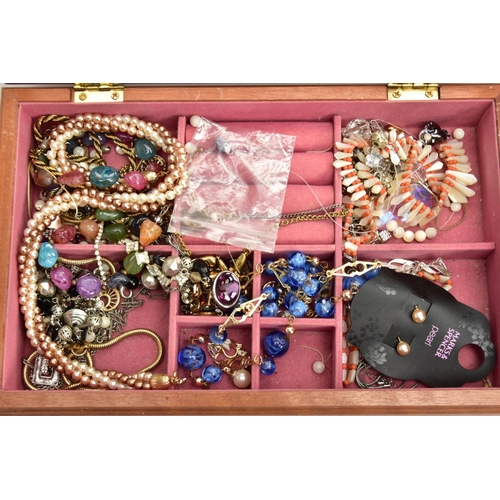 281 - A JEWELLERY BOX WITH CONTENTS OF COSTUME JEWELLERY, a wooden jewellery box detailed to the lid with ... 