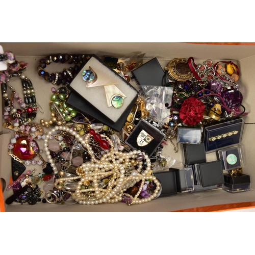 281 - A JEWELLERY BOX WITH CONTENTS OF COSTUME JEWELLERY, a wooden jewellery box detailed to the lid with ... 