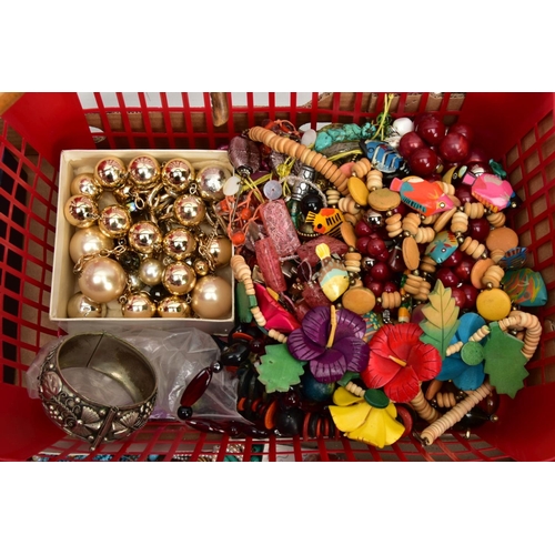 286 - A BOX OF ASSORTED ITEMS, to include assorted costume jewellery pieces such as large beaded necklaces... 