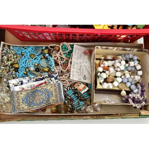 286 - A BOX OF ASSORTED ITEMS, to include assorted costume jewellery pieces such as large beaded necklaces... 