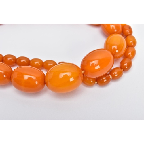 303 - A GRADUATED AMBER COLOUR BAKELITE BEAD NECKLACE, oval graduated beads, largest measuring approximate... 