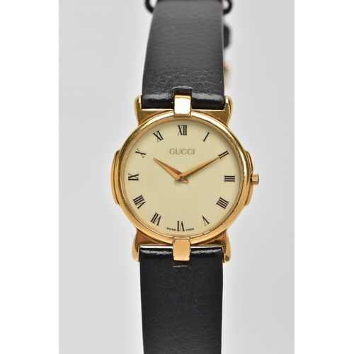 48 - A GENTS 'GUCCI' WRISTWATCH, round cream dial signed 'Gucci', Roman numerals, gold tone hands, within... 